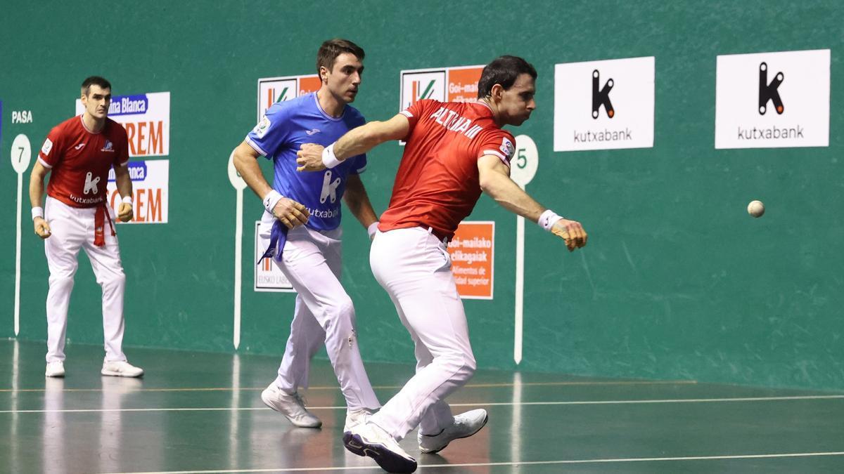 Altuna III golpea la pelota ante la presencia de Peio Etxeberria.