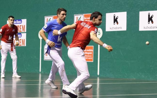 Altuna III golpea la pelota ante la presencia de Peio Etxeberria.