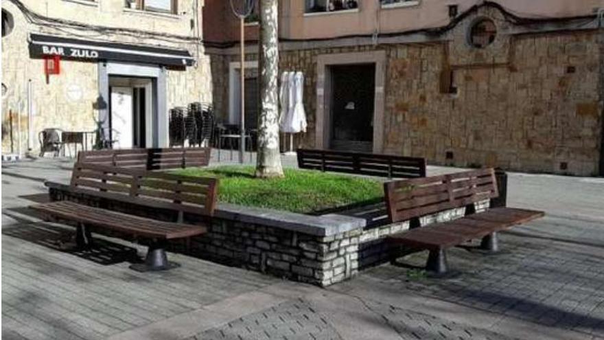 Parte de las intervenciones se ha centrado en la reparación y barnizado de bancos