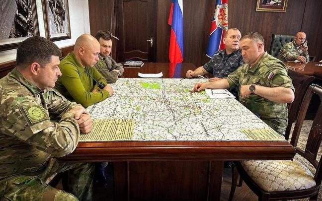 El gobernador de la región rusa de Lipetsk, Igor Artamonov, con su gabinete de crisis.