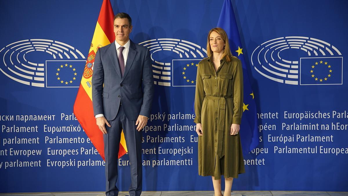El presidente del Gobierno, Pedro Sánchez, y la presidenta del Parlamento Europeo, Roberta Metsola, posan a su llegada en el Parlamento Europeo.