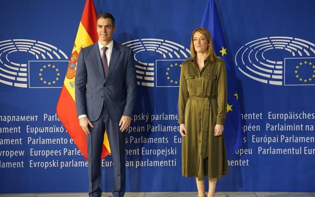 El presidente del Gobierno, Pedro Sánchez, y la presidenta del Parlamento Europeo, Roberta Metsola, posan a su llegada en el Parlamento Europeo.