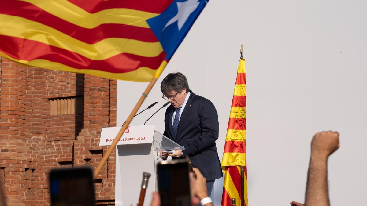Carles Puigdemont interviene en un acto de bienvenida organizado por entidades independentistas en el paseo Lluís Companys en agosto de 2024.