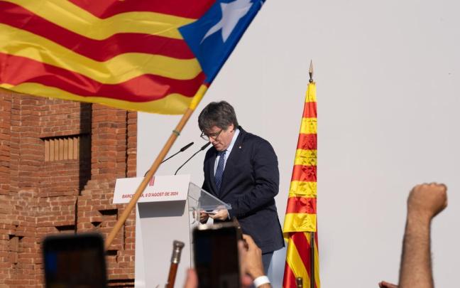 Carles Puigdemont interviene en un acto de bienvenida organizado por entidades independentistas en el paseo Lluís Companys en agosto de 2024.