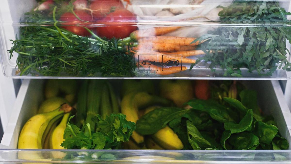 Frutas y verduras en los cajones de la nevera para alimentos frescos.