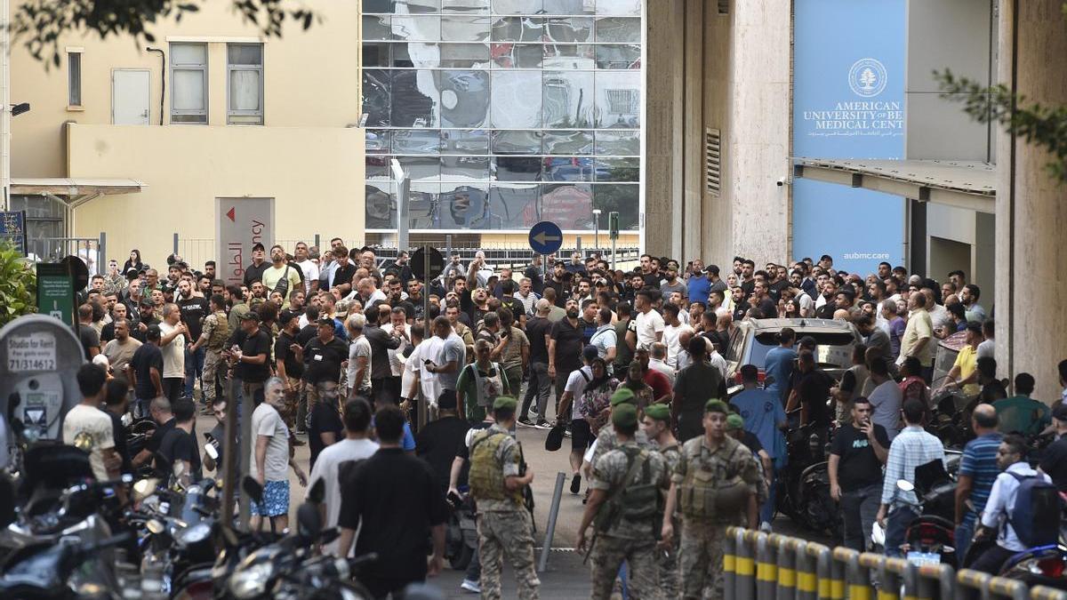 Exterior de un hospital de Beirut saturado tras el ataque.