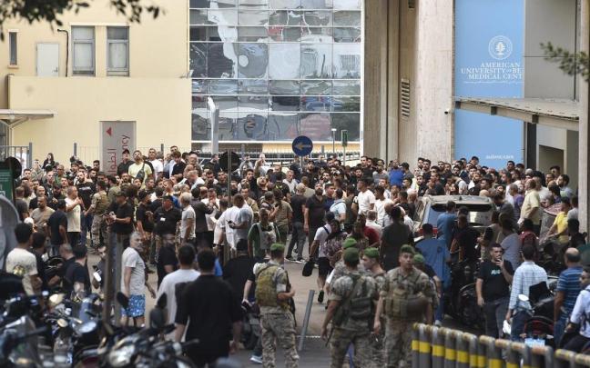 Exterior de un hospital de Beirut saturado tras el ataque.