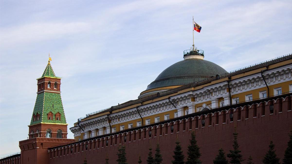 La bandera de Rusia ondea sobre el Kremlin en una imagen de archivo.