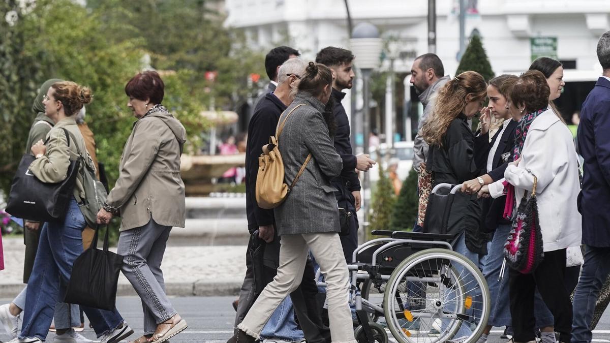 Gente pasea por Bilbao en una imagen de archivo