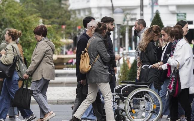 Gente pasea por Bilbao en una imagen de archivo