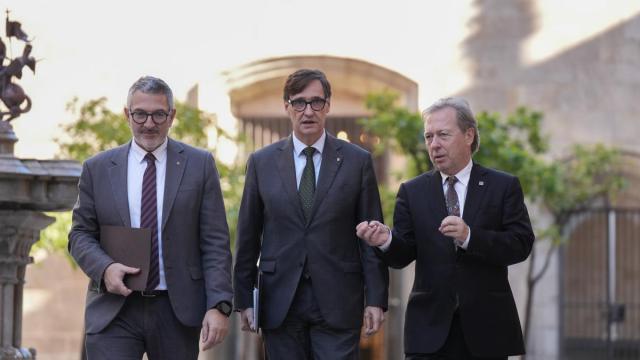 El conseller de Empresa y Trabajo, Miquel Sàmper; el president de la Generalitat de Catalunya, Salvador Illa y el presidente de la Cámara de Comercio de Barcelona Josep Santacreu, a su llegada a una reunión con el Consell de Cambres.