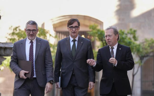 El conseller de Empresa y Trabajo, Miquel Sàmper; el president de la Generalitat de Catalunya, Salvador Illa y el presidente de la Cámara de Comercio de Barcelona Josep Santacreu, a su llegada a una reunión con el Consell de Cambres.
