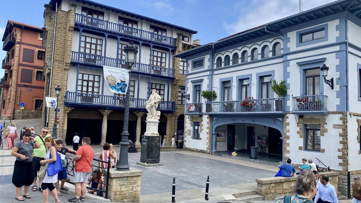 Exterior del ayuntamiento de Getaria, con la estatua de Elkano y el cartel del desembarco de este año.