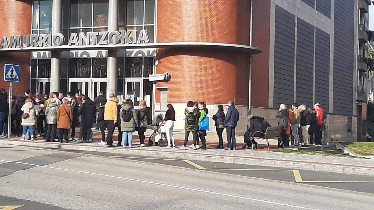 Público haciendo cola para acceder a Amurrio Antzokia