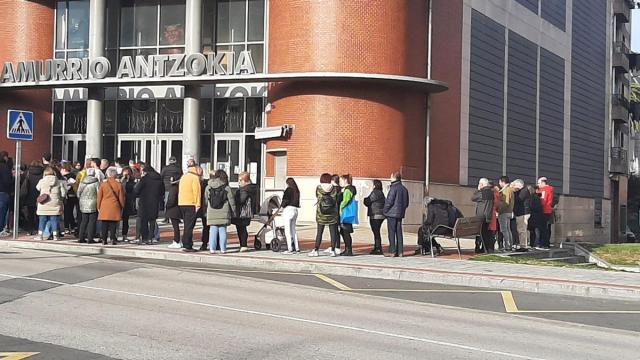 Público haciendo cola para acceder a Amurrio Antzokia