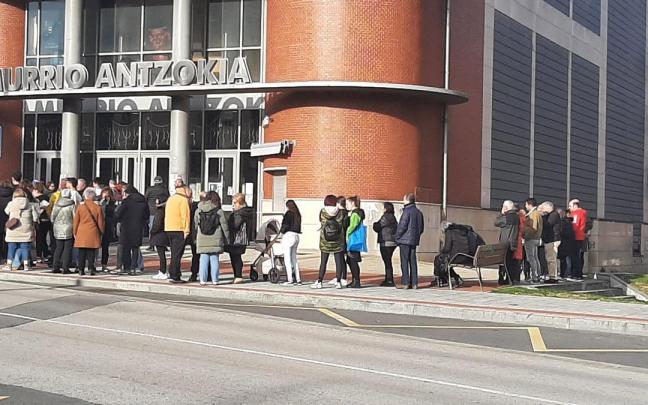 Público haciendo cola para acceder a Amurrio Antzokia