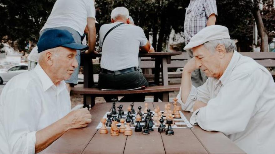 Dos hombres jugando al ajedrez