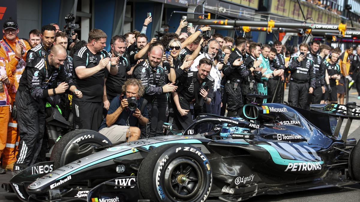 Los integrantes de la escudería Mercedes celebran la conquista de George Russell en el Gran Premio de Australia.