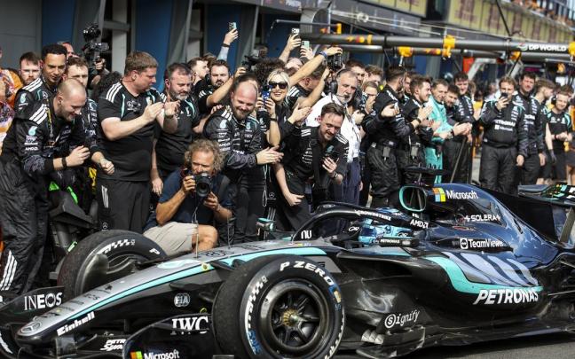 Los integrantes de la escudería Mercedes celebran la conquista de George Russell en el Gran Premio de Australia.