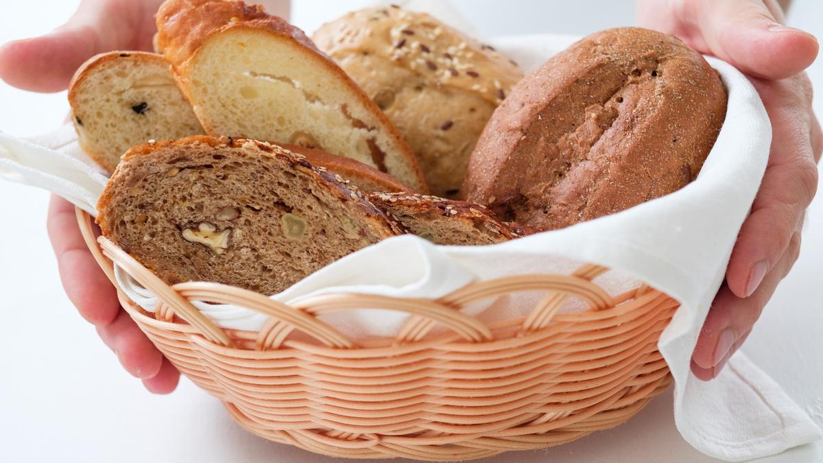 Una cesta con rebanadas de pan