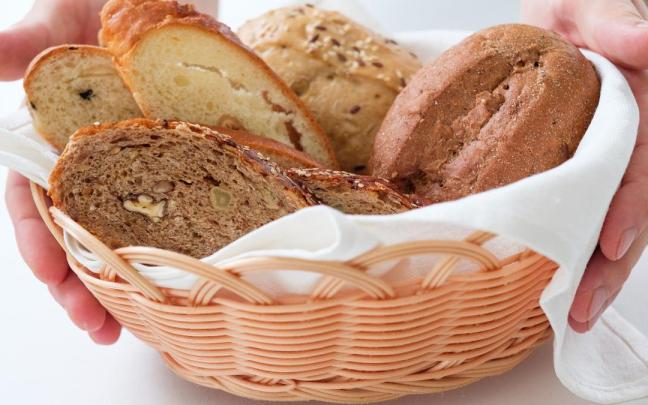Una cesta con rebanadas de pan.