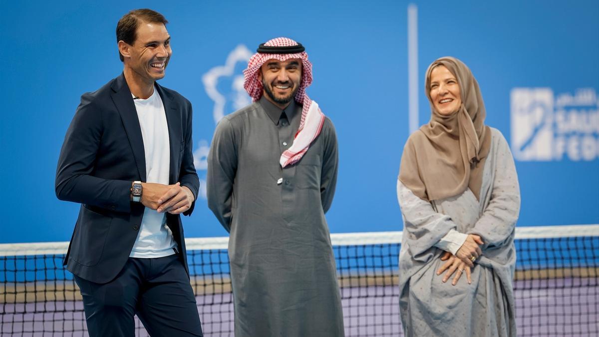 De izquierda a derecha: Rafa Nadal; el ministro de Deportes, el Príncipe Abdulaziz bin Turki Al Saud; y la presidenta de la Federación de Tenis de Arabia Saudí, Arij Mutabagani