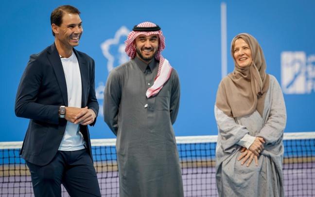 De izquierda a derecha: Rafa Nadal; el ministro de Deportes, el Príncipe Abdulaziz bin Turki Al Saud; y la presidenta de la Federación de Tenis de Arabia Saudí, Arij Mutabagani