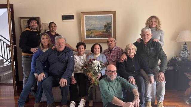 Carmen Cortabarria rodeada de sus familiares.