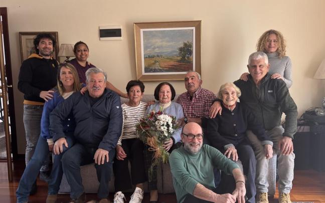 Carmen Cortabarria rodeada de sus familiares.