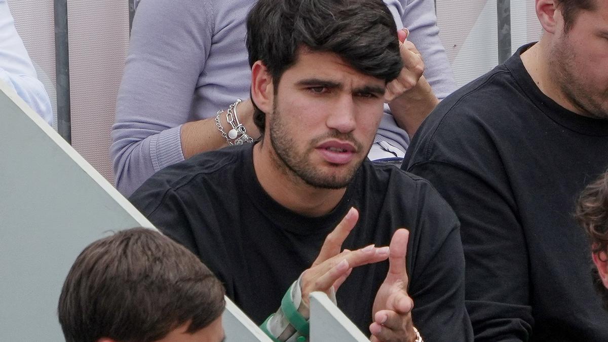Carlos Alcaraz, como espectador de la pasada final de Wimbledon, disputada entre Jannik Sinner y Alexander Zverev, con una férula en su muñeca derecha.