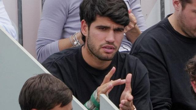 Carlos Alcaraz, como espectador de la pasada final de Wimbledon, disputada entre Jannik Sinner y Alexander Zverev, con una férula en su muñeca derecha.