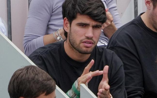 Carlos Alcaraz, como espectador de la pasada final de Wimbledon, disputada entre Jannik Sinner y Alexander Zverev, con una férula en su muñeca derecha.