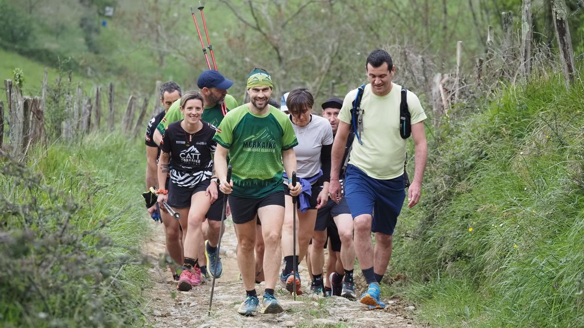 'Txelu' Díez, acompañado de varios amigos, encara las primeras rampas de la última subida del desafío al que dio inicio el pasado 1 de enero