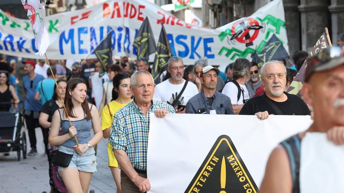 Manifestación en Azpeitia contra la instalación de parques eólicos en los montes.
