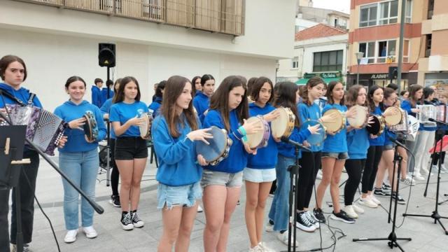 El alumnado de la musika eskola levantará este jueves el telón de 'Kalean'.