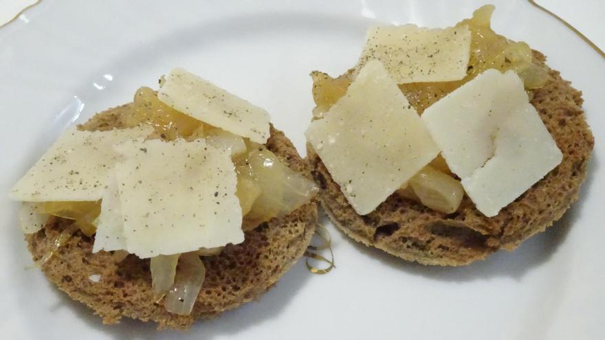 Canapé de cebolleta caramelizada y queso