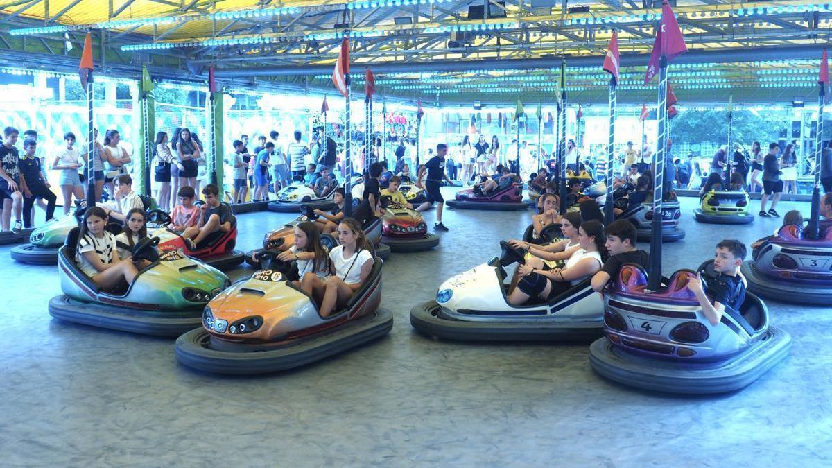 Las barracas son uno de los focos de atracción de las animadas y multitudinarias fiestas de Sanjuandegi