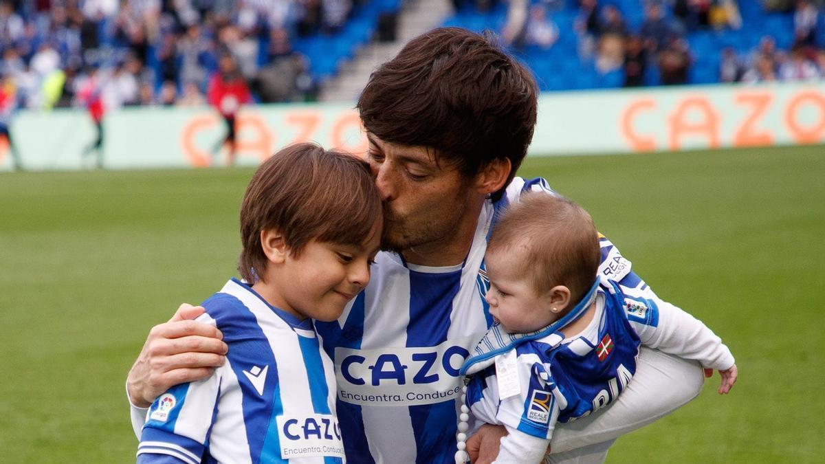 David Silva, con sus dos hijos, este domingo en Anoeta