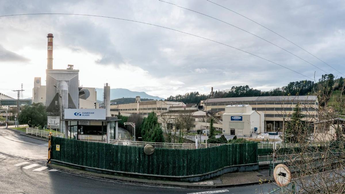 Desde UGT piden a Guardian que atrase el cierre de la planta de Llodio