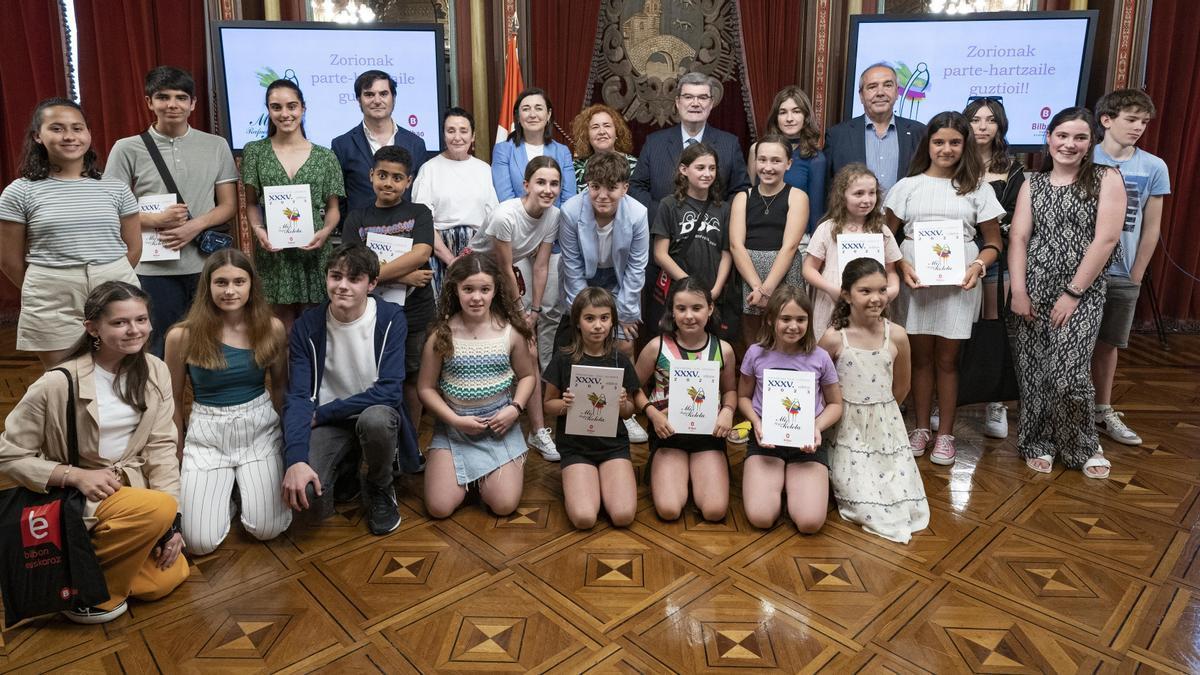 Foto de familia de los premiados en la XXXV edición del certamen literario en euskera Rafael Mikoleta.