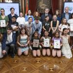Foto de familia de los premiados en la XXXV edición del certamen literario en euskera Rafael Mikoleta.