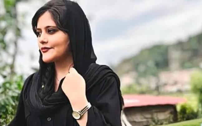 Mahsa Amini fue asesinada por no llevar el yihab correctamente.