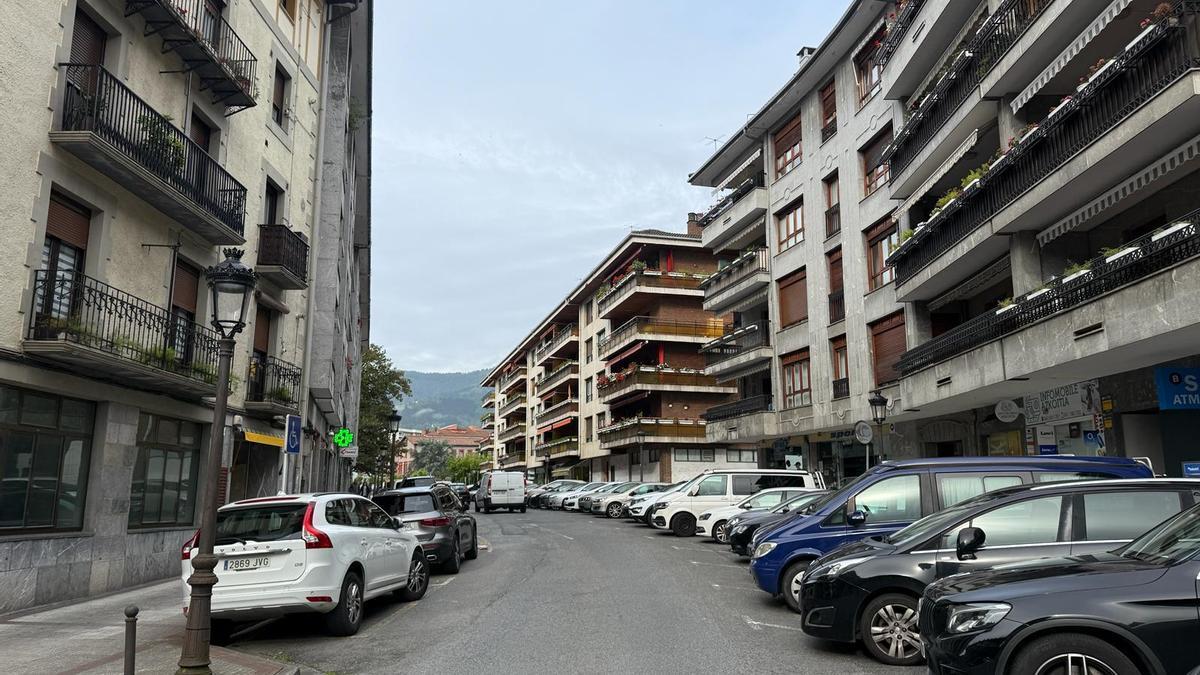 Vista de la calle Ibaiondo de Azkoitia, que acogerá este miércoles el inicio de las labores de asfaltado..
