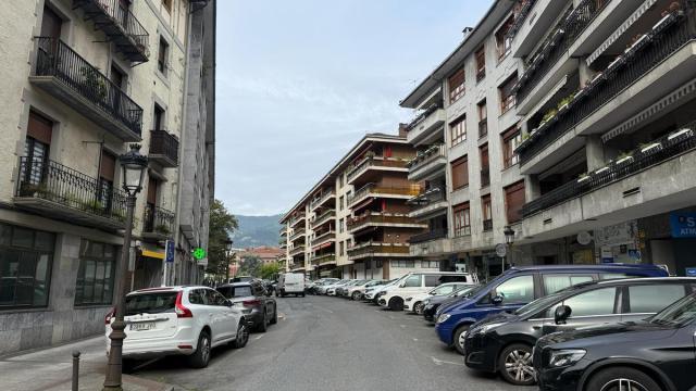 Vista de la calle Ibaiondo de Azkoitia, que acogerá este miércoles el inicio de las labores de asfaltado..