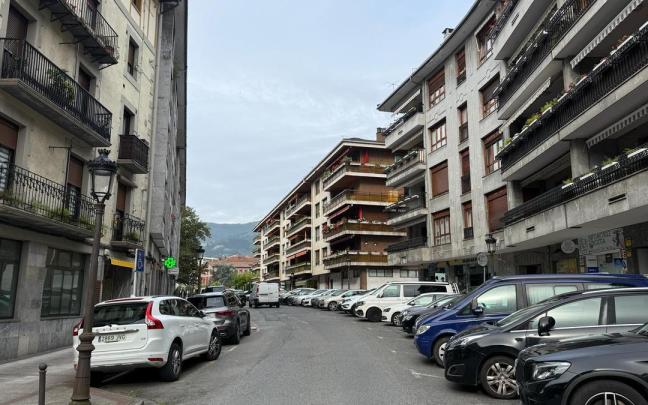 Vista de la calle Ibaiondo de Azkoitia, que acogerá este miércoles el inicio de las labores de asfaltado..