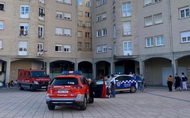 Vehículos policiales en la plaza Ezcabazábal. Vehículos policiales en la plaza Ezcabazábal.