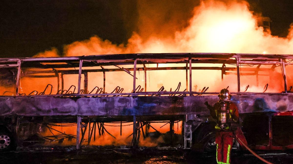 Uno de los muchos autobuses que han ardido en los actos vandálicos de Francia.