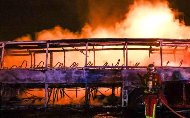 Uno de los muchos autobuses que han ardido en los actos vandálicos de Francia.