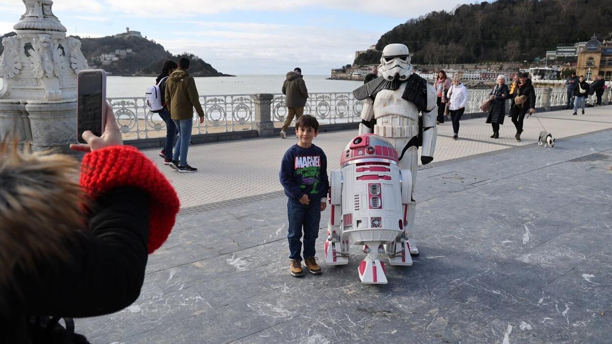 Andoni Serrano con R2 de la Fundación Rosa