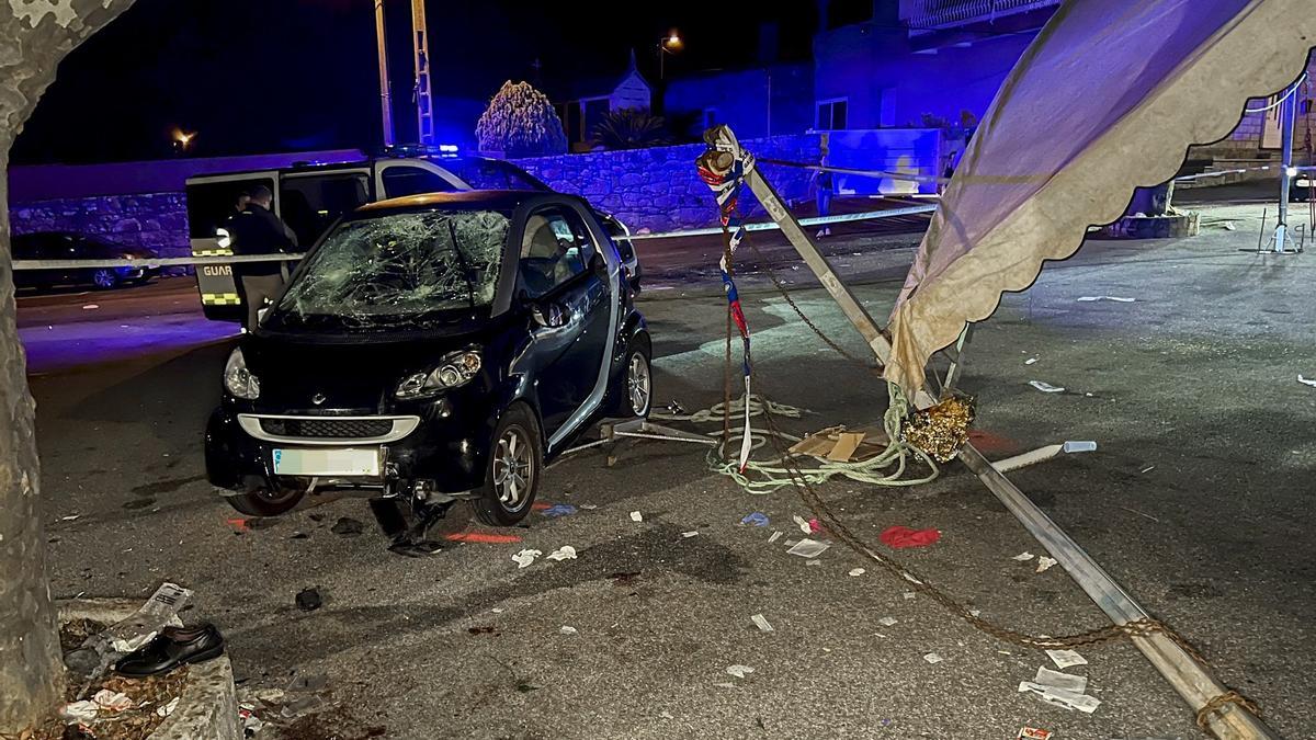 Imagen del coche destrozado tras el atropello en las fiestas de Vilanova de Arousa.